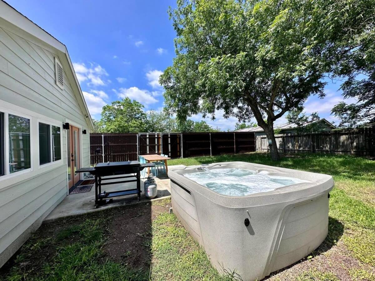 2 Kings Hot Tub Modern Cottage Hill Country Blanco エクステリア 写真