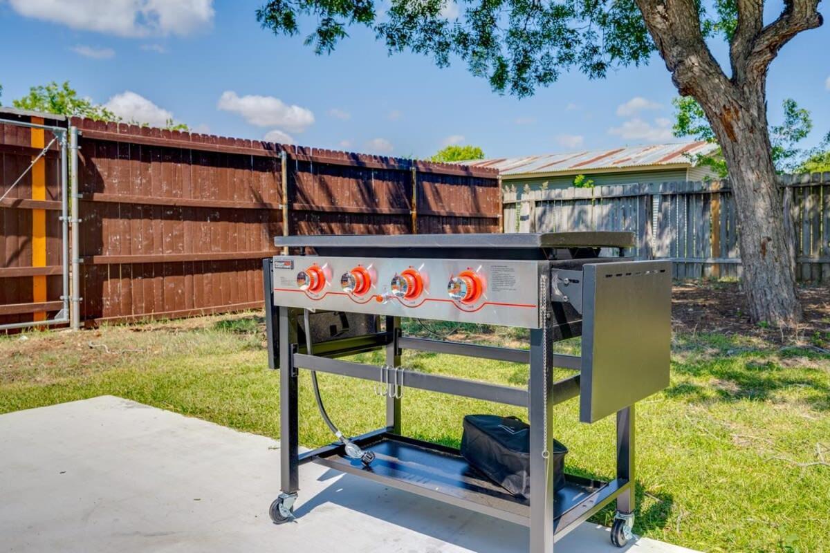 2 Kings Hot Tub Modern Cottage Hill Country Blanco エクステリア 写真