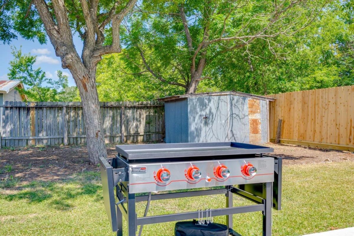 2 Kings Hot Tub Modern Cottage Hill Country Blanco エクステリア 写真