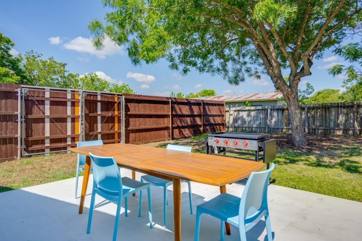 2 Kings Hot Tub Modern Cottage Hill Country Blanco エクステリア 写真