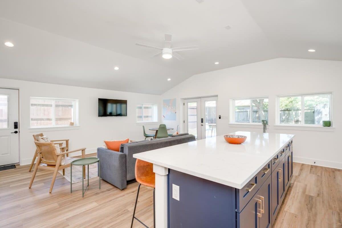 2 Kings Hot Tub Modern Cottage Hill Country Blanco エクステリア 写真